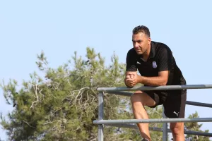 Ο Σωφρόνης παρακολουθεί και... περιμένει