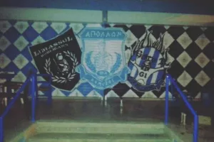 ΘΥΡΑ 1/"Κρεμάστε στα μπαλκόνια σημαίες του Θρύλου"