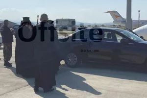 Έφτασε στην Κύπρο το Άγιο Φως/ΦΩΤΟΣ