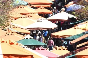 ΑΠΙΣΤΕΥΤΕΣ ΕΙΚΟΝΕΣ-Το αδιαχώρητο στη λαϊκή αγορά στο Παγκράτι - «Διαλύει» τον κόσμο η αστυνομία
