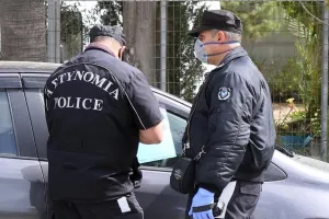 "Στον αστυνομικό με... κλειστό παράθυρο/Μαζική εξέταση των εργαζομένων υψηλού κινδύνου"