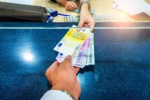 ΕΡΕΥΝΑ: Πιο μολυσμένα τα χαρτονομίσματα του ευρώ από τα κέρματα