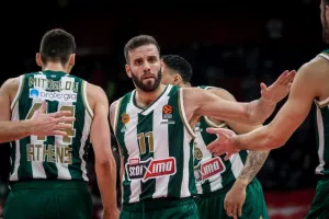 Με... Παναθηναϊκή μάσκα στην καραντίνα ο Παππάς (ΦΩΤΟ)