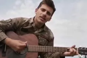 Στα χακί με την κιθάρα: “Μεγάλωσα, δεν άλλαξα…“ (βίντεο)