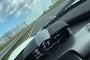 Ferrari έπιασε 372 χιλιόμετρα!!! (βίντεο)