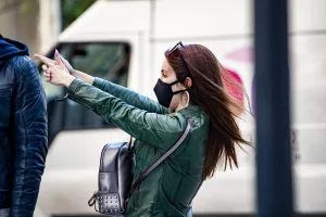 Πρόστιμο 150 ευρώ σε όσους δεν φορούν μάσκα εκεί που απαιτείται