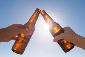 Ήλιος και αλκοόλ βοηθούν στον κορωνοϊό;