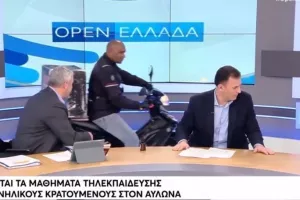Συνέβη LIVE/Ντελιβεράς μπήκε με το μηχανάκι του στο πλατό! (BINTEO)