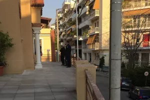 Κουκάκι: Αστυνομία έξω από το ναό όπου ιερέας κοινωνούσε πιστούς