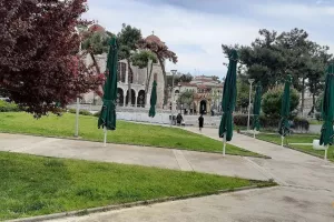 Θεσσαλονίκη: Ουρές πιστών έξω από εκκλησίες παρά τις απαγορεύσεις (βίντεο)