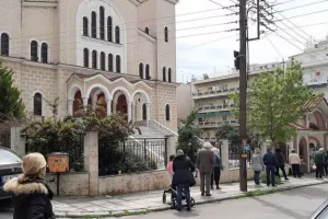 Θεσσαλονίκη: Ουρές πιστών έξω από εκκλησίες παρά τις απαγορεύσεις (βίντεο)