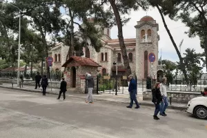 Θεσσαλονίκη: Ουρές πιστών έξω από εκκλησίες παρά τις απαγορεύσεις (βίντεο)