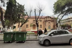 Θεσσαλονίκη: Ουρές πιστών έξω από εκκλησίες παρά τις απαγορεύσεις (βίντεο)