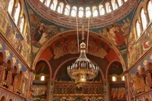 10 πιστοί εκκλησιάστηκαν/ Πληρώνουν εξώδικο