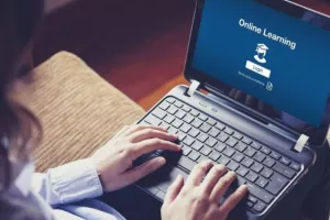 Μπαίνουν ωράρια στην τηλεκπαίδευση για Γυμνάσια/Λύκεια