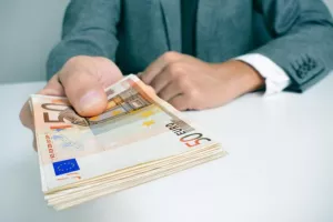 Έκτακτα επιδόματα: Ποια πληρώθηκαν σήμερα, ποια ακολουθούν