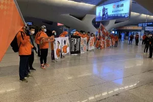 Περίμεναν την ομάδα της Ουχάν στο αεροδρόμιο/ΦΩΤΟΣ
