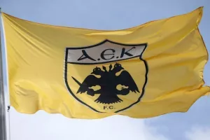 «Με τη σημαία μας ψηλά, σε λίγο καιρό θα είμαστε και πάλι μαζί»