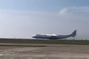 Το μεγαλύτερο αεροπλάνο στον κόσμο προσγειώθηκε στο Παρίσι με 150 τόνους υγειονομικού υλικού (βίντεο)