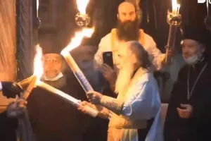 Άναψε το Άγιο Φως στον Πανάγιο Τάφο - Συγκινητικές οι στιγμές (βίντεο)