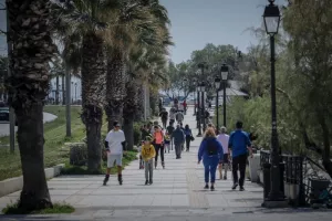 Απαγόρευση κυκλοφορίας: Γέμισε ο Φλοίσβος από... περιπατητές!!! 