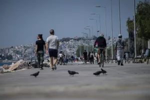 Απαγόρευση κυκλοφορίας: Γέμισε ο Φλοίσβος από... περιπατητές!!! 