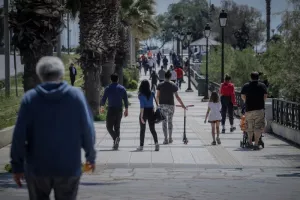 Απαγόρευση κυκλοφορίας: Γέμισε ο Φλοίσβος από... περιπατητές!!! 