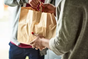 Πώς ανοίγουμε σωστά ένα πακέτο delivery εν μέσω πανδημίας