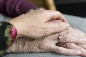 90χρονη με κορωνοϊό αρνήθηκε αναπνευστήρα για να δοθεί σε νεότερο