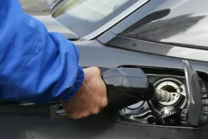 Μεγάλες μειώσεις στις τιμές βενζίνης 95 και πετρελαίου θέρμανσης