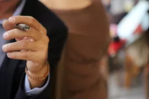 Ξεκινά έρευνα στη Γαλλία για το αν η νικοτίνη μπορεί να καταπολεμήσει τον ιό