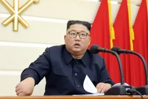 «Όργιο» φημών για τον Κιμ Γιονγκ Ουν: Τα σενάρια θανάτου και το... οικογενειακό τρένο σε θέρετρο!