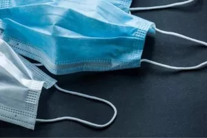 Τι συμβαίνει τελικά με τις μάσκες – Να τις φοράμε ή όχι, τι απαντούν οι ειδικοί
