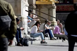 Απίστευτες εικόνες στη Σουηδία -Γεμάτα τα πάρκα και τα καφέ