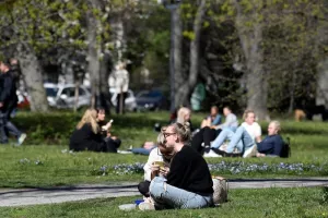 Απίστευτες εικόνες στη Σουηδία -Γεμάτα τα πάρκα και τα καφέ
