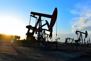 Που οφείλεται η ιστορική ΠΤΩΣΗ του πετρελαίου/Έκλεισε στα -$37,63!