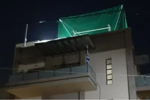 Καραντίνα και... γήπεδο ποδοσφαίρου στην ταράτσα