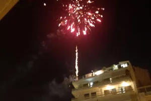 Πυροτεχνήματα φώτισαν τον ουρανό της Αθήνας