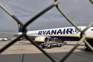 Ryanair: Δεν ξαναπετάμε αν «φύγουν» τα μεσαία καθίσματα