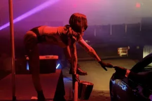 Ο κορωνοϊός... έφερε το πρώτο drive-through στριπτιτζάδικο! (βίντεο/φώτος)