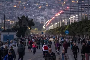 Θεσσαλονίκη: Άνοιξε η Νέα Παραλία και... βούλιαξε από κόσμο