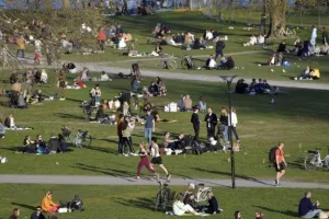 Απίστευτες εικόνες στη Σουηδία -Γεμάτα τα πάρκα και τα καφέ