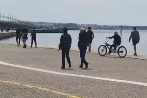 «Βούλιαξε» από κόσμο η Νέα Παραλία στη Θεσσαλονίκη (βίντεο)