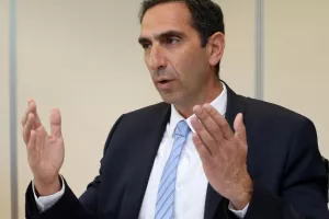Θετικό κρούσμα μετά από "πάρτι" γενεθλίων 93χρονου/ΕΝΤΟΝΟΣ ο Υπουργός