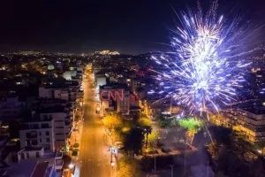 Εντυπωσιακά πλάνα από drone: Τo show πυροτεχνημάτων στον ουρανό της Αθήνας (βίντεο/φώτος)