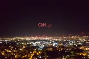 Εντυπωσιακά πλάνα από drone: Τo show πυροτεχνημάτων στον ουρανό της Αθήνας (βίντεο/φώτος)