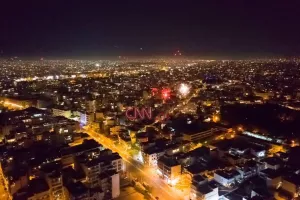 Εντυπωσιακά πλάνα από drone: Τo show πυροτεχνημάτων στον ουρανό της Αθήνας (βίντεο/φώτος)