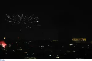 Εντυπωσιακά πλάνα από drone: Τo show πυροτεχνημάτων στον ουρανό της Αθήνας (βίντεο/φώτος)