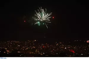 Εντυπωσιακά πλάνα από drone: Τo show πυροτεχνημάτων στον ουρανό της Αθήνας (βίντεο/φώτος)
