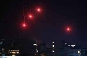 Εντυπωσιακά πλάνα από drone: Τo show πυροτεχνημάτων στον ουρανό της Αθήνας (βίντεο/φώτος)
